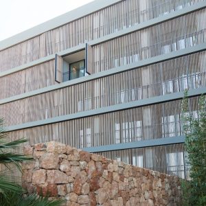 Hotel Casa Cook Ibiza – Celosías de madera Gradpanel Serie CL 35 de Gradhermetic imagen 2